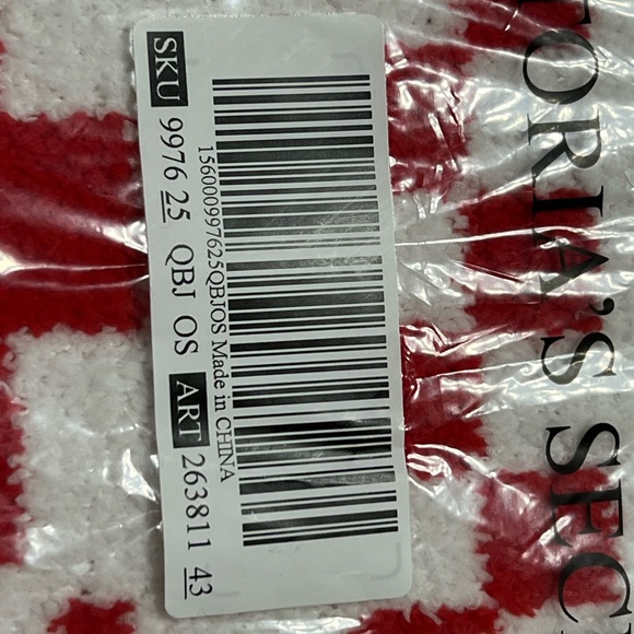 Victoria's Secret PINK Marshmallow Blanket Pom Pom Tassel Red White Logo NEW - Picture 3 of 3